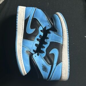 Jordan 1 mid University blue and black size 7
